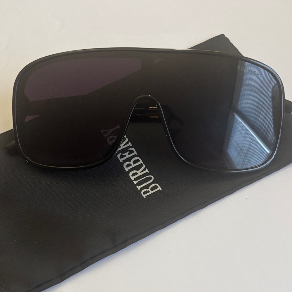 Burberry unisex  Black Oversized Shield Sunglasses
